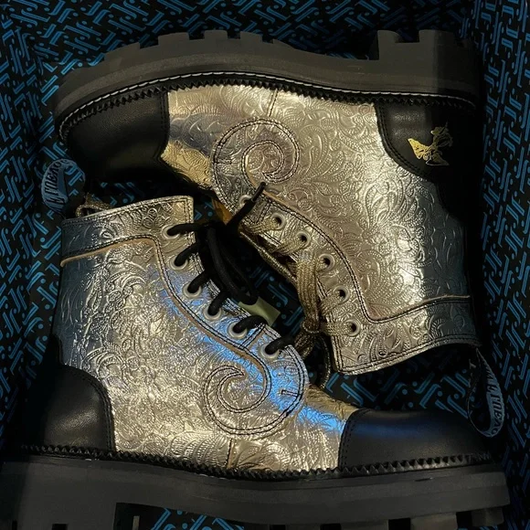 John Fluevog Limited Edition Platinum Derby Boots - Picture 15 of 16